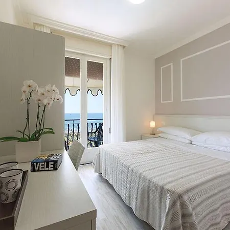 Hotel Plaza Esplanade 3*